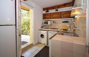 Réfrigérateur, micro-ondes, plaque de cuisson, lave-vaisselle