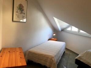 2 habitaciones, tabla de planchar con plancha, cuna de viaje y wifi 