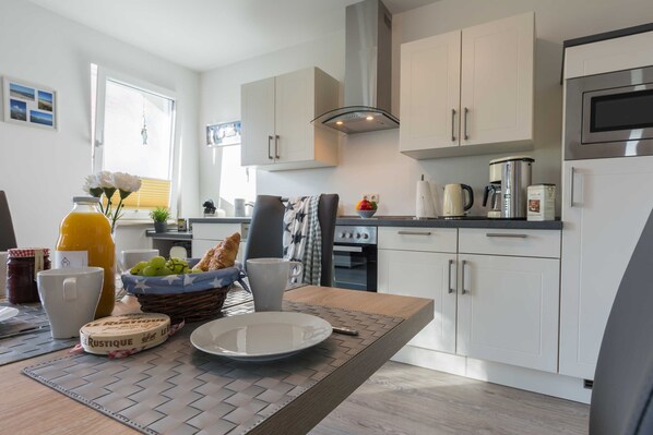 Een koelkast, een magnetron, een oven, een vaatwasser