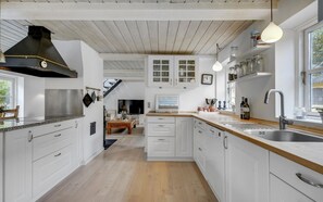 Kjøleskap, kokeplater, oppvaskmaskin og kaffetrakter/tekoker