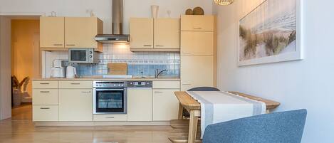 Kühlschrank, Mikrowelle, Ofen, Geschirrspüler