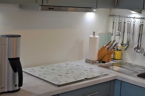 Køleskab, ovn, opvaskemaskine, kaffe-/temaskine