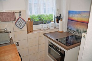 Réfrigérateur, four à micro-ondes, un four, cafetière-théière