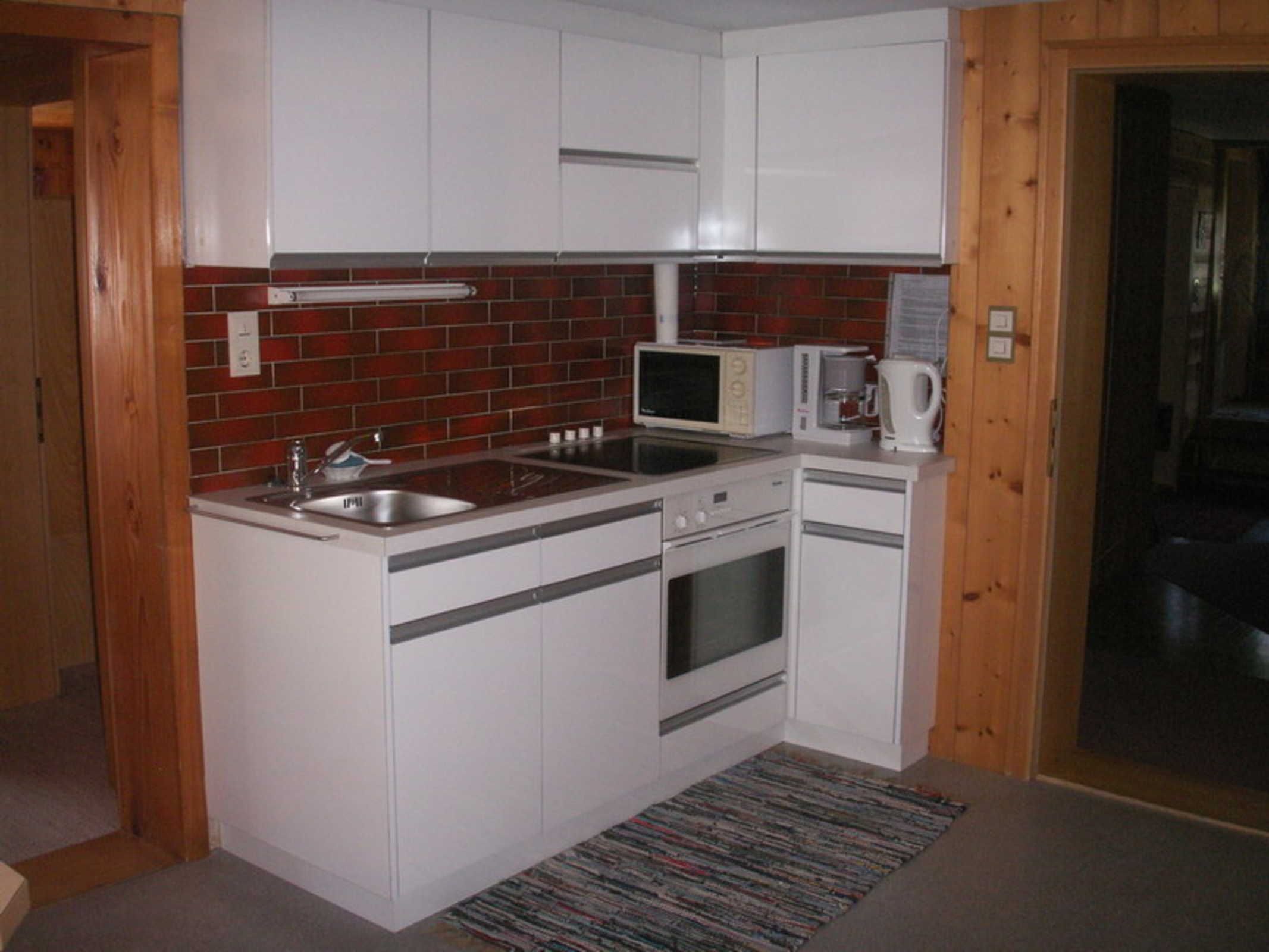 Een koelkast, een microgolfoven, een oven, een broodrooster