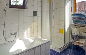 Combined shower/tub - Stunning home in Rinn b. Innsbruck (Rinn b. Innsbruck)