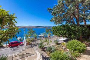 Property grounds - Holiday apartment in the first row to the sea (Jadranovo)
