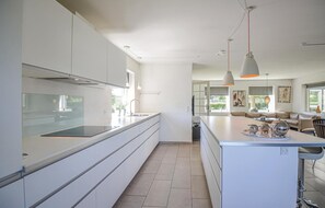 Køleskab, mikrobølgeovn, kogeplade, opvaskemaskine