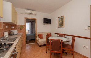 Fridge, microwave, stovetop, coffee/tea maker - Amazing apartment in Makarska with WiFi (Makarska)