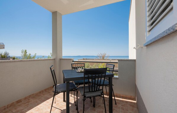 Outdoor dining - Amazing apartment in Makarska with WiFi (Makarska)