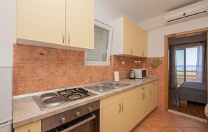 Geladeira, micro-ondas, cooktop, cafeteira/chaleira