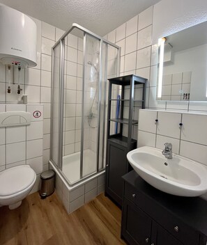 Dusche, Haartrockner, Seife, Toilettenpapier