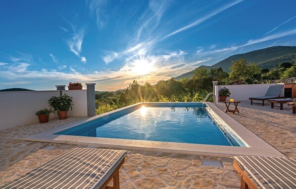 A heated pool - 3 bedroom nice home in Blizina Gornja (Blizina Gornja)