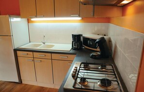 Réfrigérateur, plaque de cuisson, lave-vaisselle, cafetière/bouilloire