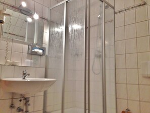 Douche, sèche-cheveux, serviettes fournies