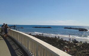 Una spiaggia nelle vicinanze