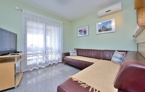 TV - Cozy home in Maslenica with house sea view (Maslenica)
