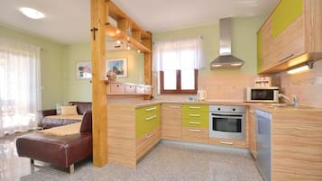 Een koelkast, een kookplaat, een vaatwasser