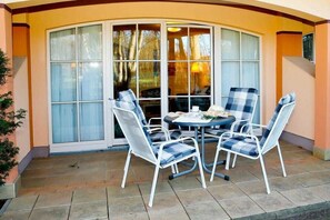 Outdoor dining - (297) 2-room apartment beach road - Apartment block LAGUNA (Kühlungsborn)
