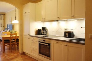Kühlschrank, Mikrowelle, Ofen, Geschirrspüler