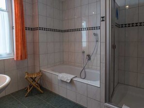 Chuveiro, secador de cabelo, toalhas de banho 