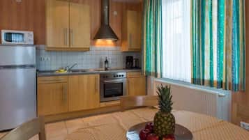 Een koelkast, een microgolfoven, een oven, een vaatwasser