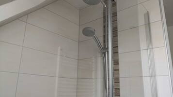 Pyyhkeet, saippua, vessapaperi