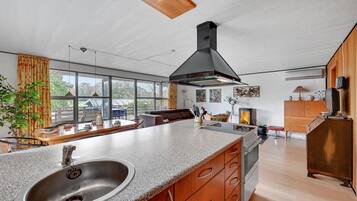 Een koelkast, een kookplaat, een koffiezetapparaat/waterkoker