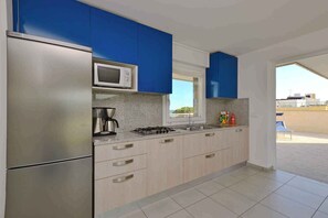 Réfrigérateur, micro-ondes, lave-vaisselle, cafetière/bouilloire