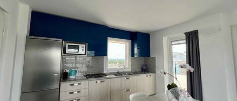 ثلاجة، ميكروويف، غسالة أطباق، مستلزمات طهي/أطباق/أوعية