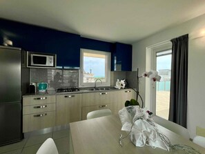 Fridge, microwave, dishwasher, coffee/tea maker