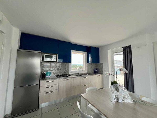 Réfrigérateur, micro-ondes, lave-vaisselle, cafetière/bouilloire