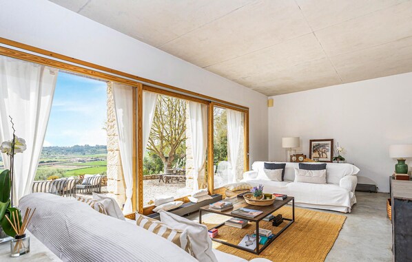 4 bedrooms, travel crib, free WiFi