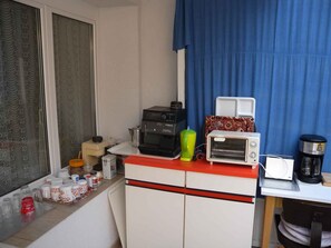 Frigorífico, microondas, placa de cocina y cafetera o tetera