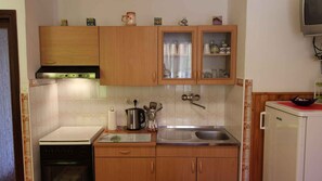 Fridge, microwave, oven, stovetop - Holiday apartment with air conditioning (Malinska)