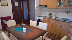 Fridge, microwave, oven, stovetop - Holiday apartment with air conditioning (Malinska)