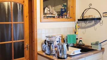 Kühlschrank, Mikrowelle, Ofen, Wasserkocher mit Kaffee-/Teezubehör