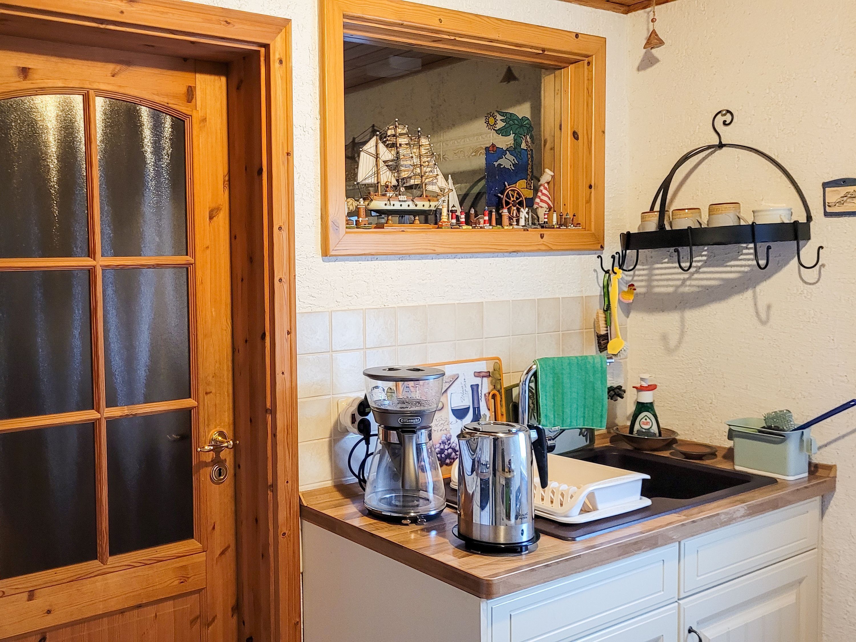 Kühlschrank, Mikrowelle, Ofen, Wasserkocher mit Kaffee-/Teezubehör