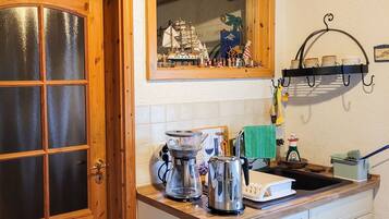 KĂŒhlschrank, Mikrowelle, Ofen, Wasserkocher mit Kaffee-/Teezubehör