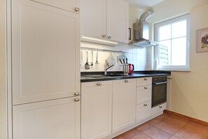 Kühlschrank, Geschirrspüler, Wasserkocher mit Kaffee-/Teezubehör