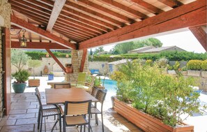 Outdoor dining - Amazing home in Gordes (Gordes)