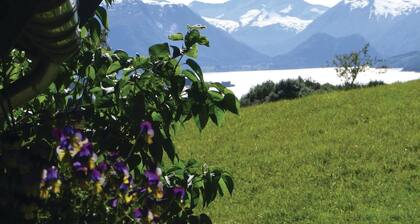 Amazing home in Isfjorden