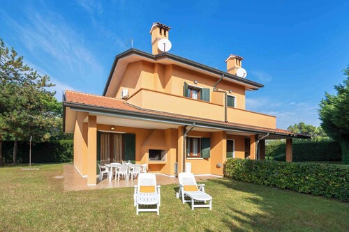 Villa with air conditioning and garden