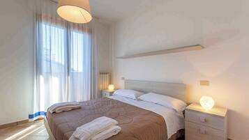 2 habitaciones, cuna de viaje y internet