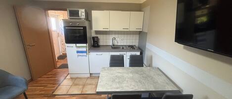 KĂŒhlschrank, Mikrowelle, Ofen, Kochgeschirr/Geschirr/Besteck