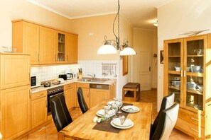 Kylskåp, mikrovågsugn, ugn och diskmaskin