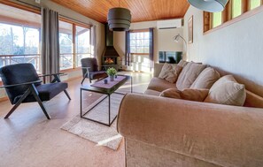 TV, fireplace - Gorgeous home in Gislaved with WiFi (Gislaved)