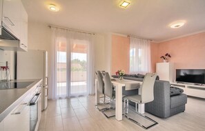 Kylskåp, mikrovågsugn, spishäll och diskmaskin