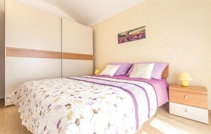 4 bedrooms, travel crib, free WiFi, bed sheets
