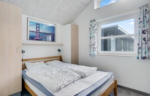 4 bedrooms, travel crib, free WiFi