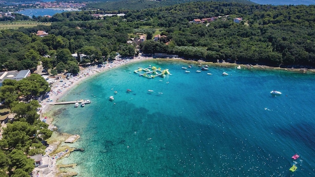 An aerial view of a coastal area with a beach, boats, and a forested hill. - Stunning apartment in Pula with WiFi (Pula)